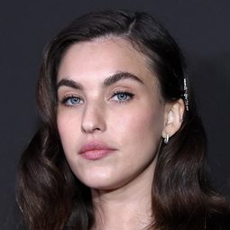 Rainey Qualley 飾演 Tina