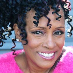 Virginia Watson 飾演 Self