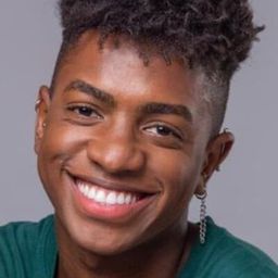 布魯諾維尼修斯 飾演 Leo