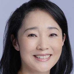 西尾 まり 飾演 Sanae Izawa