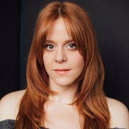 Nikki Duval 飾演 Nurse Fenton