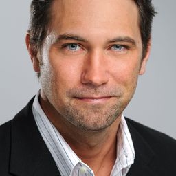 Britton Webb 飾演 Man With Beard