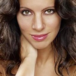 Fatima Edell 飾演 Sekreterare