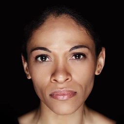 Selena Anduze - 泰勒·派利出品 黑瘋婆的 家庭葬禮演員 飾演Doctor