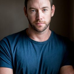 Lee Jones 飾演 Russo