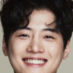 Yoon Jeong-il 飾演 Lee Sang-uk
