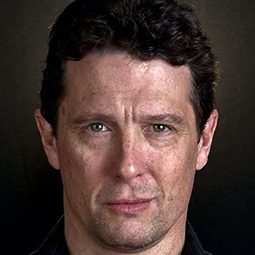Jack Gwaltney 飾演 Teddy Parnell