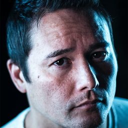 強尼·楊·柏許 飾演 Finn / Waiter (voice)