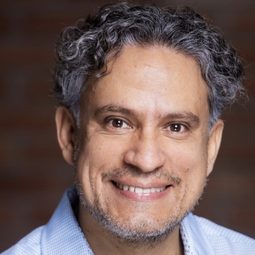 Luis del Valle 飾演 Pablo