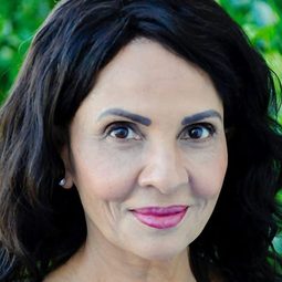 拉什米·魯斯塔齊 - 復仇者聯盟演員 飾演Calcutta Woman