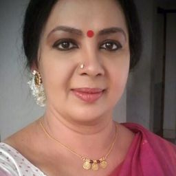 Thara Kalyan 飾演 Priya's Mother