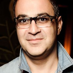 Garik Martirosyan 飾演 Шпакян/ведущий «Конфетки»