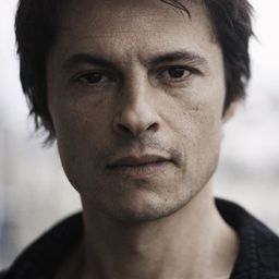 Rémi Bichet 飾演 Father (voice)