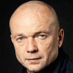 Andrey Smolyakov 飾演 Barabanov