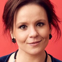 Kristín Þóra Haraldsdóttir 飾演 Lára