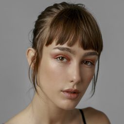 阿爾穆德娜·亞摩 飾演 Ana