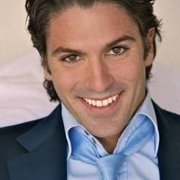 Mario Rivelli 飾演 Nolan