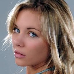 Amy Johnston 飾演 Jane