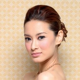 瑪莉卡·雷耶斯 飾演 Cristina