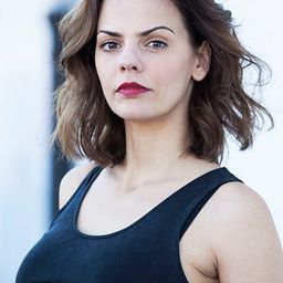 Camilla Renschke 飾演 Mani