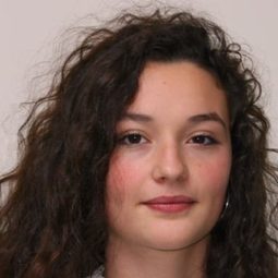 露維亞·巴赫里爾 - 我們都是一家人演員 飾演Alice