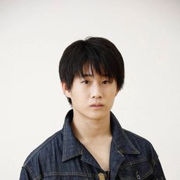 高巖 芯泰 飾演 