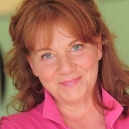 貝西·貝克 飾演 Baggage Claim Clerk