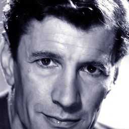 Michael Gwynn 飾演 The Priest