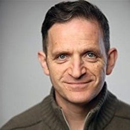 Daniel Tatarsky 飾演 