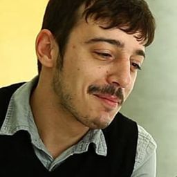 Mihalis Fotopoulos 飾演 Kostas Gousis