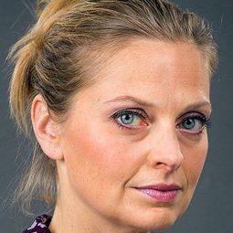 Anna Bache-Wiig 飾演 Renate