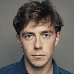 Tom Byrne - 街頭舞會演員 飾演Iain Ban