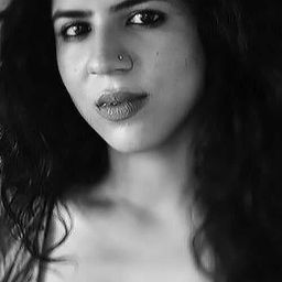 Mansi Multani 飾演 Kalapori