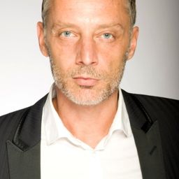 Giancarlo Judica Cordiglia 飾演 Oficial Consulado