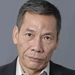 王青 飾演 Thomas