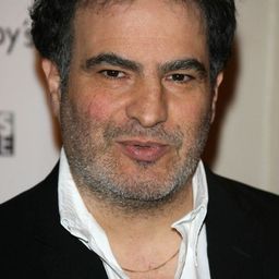 Raphaël Mezrahi 飾演 Jean-Pierre Fuss