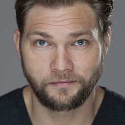 Daniel Norris 飾演 Holt