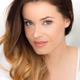 Serah D'Laine 飾演 Carey Fleming