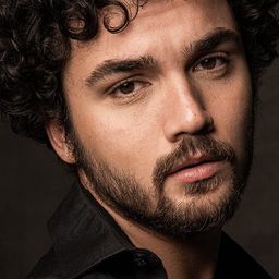 加布里艾爾·孔頓齊 飾演 Roberto