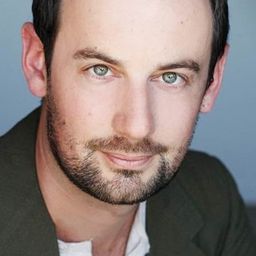 Arlo MacDiarmid 飾演 Dr. Corey