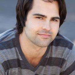 Nick Ashy Holden 飾演 Alvin