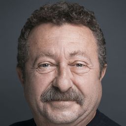 埃爾坎·詹 飾演 Polis