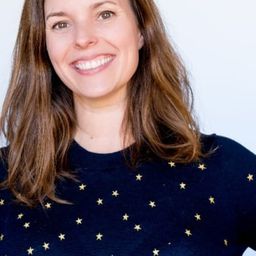 Elizabeth Laime 飾演 Narrator