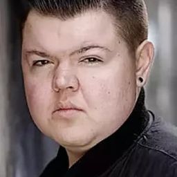 Aury Wayne - 針墊女孩演員 飾演Sicko