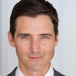 Charlie Farrell 飾演 JB