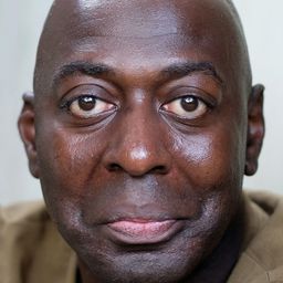 Clive Llewellyn 飾演 Postman