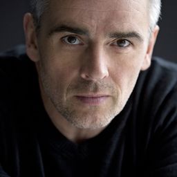 Patrice Godin 飾演 M. Sullivan