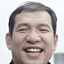 Quang Thắng 飾演 Quan tri huyện Đức Trọng