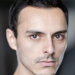 Noof Ousellam 飾演 Omar