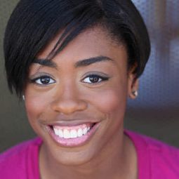 Martha Nichols 飾演 Dancer